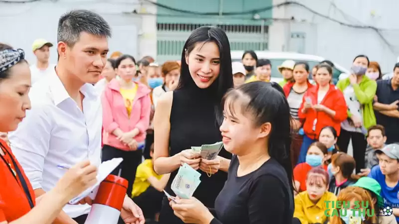 Công Vinh và Thủy Tiên làm từ thiện