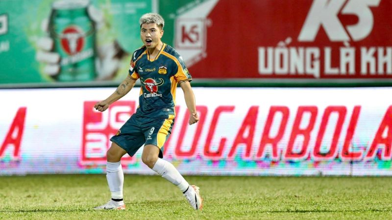 Đinh Thanh Bình là cái tên sáng giá trong làng bóng đá Việt Nam