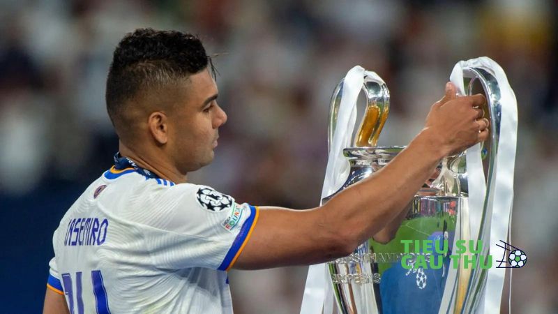 Tiểu sử Casemiro - ảnh casemiro nâng cúp