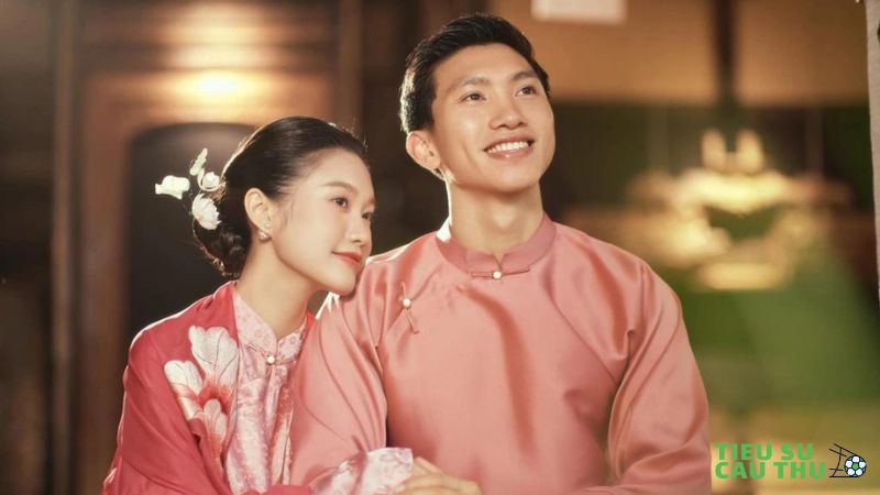 Cầu thủ Đoàn Văn Hậu và vợ