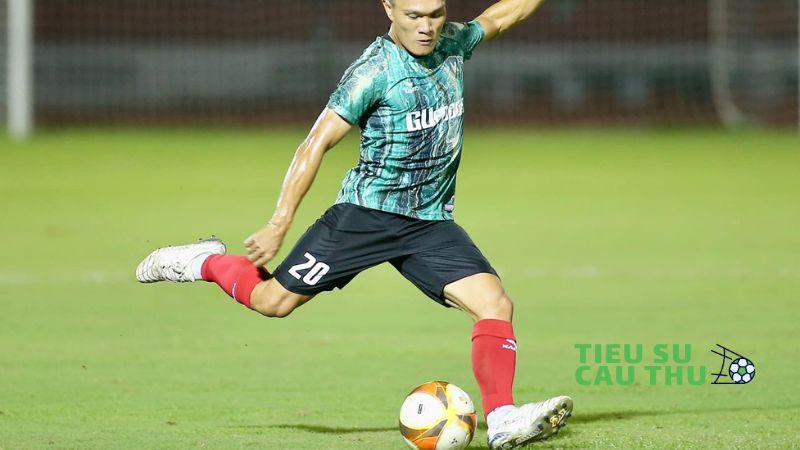 Tiểu sử cầu thủ quang hùng