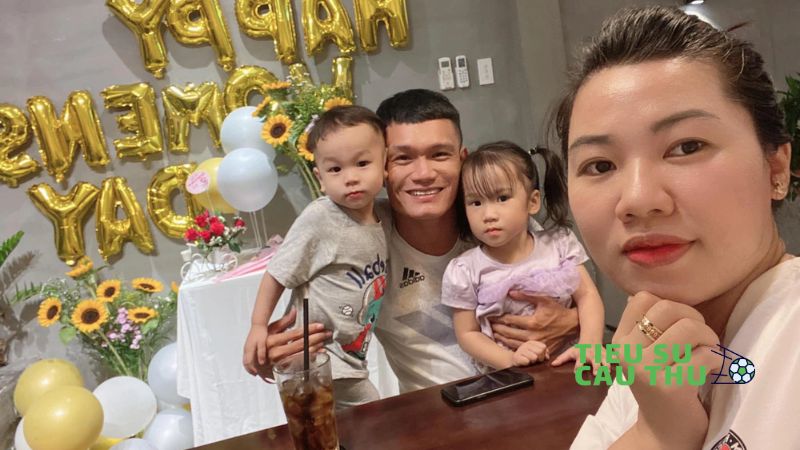 Tiểu sử cầu thủ Quang Hùng - chụp cùng vợ và con