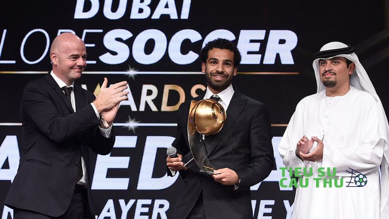 Tiểu Sử Mohamed Salah - Salah nhận giải cầu thủ xuất sắc